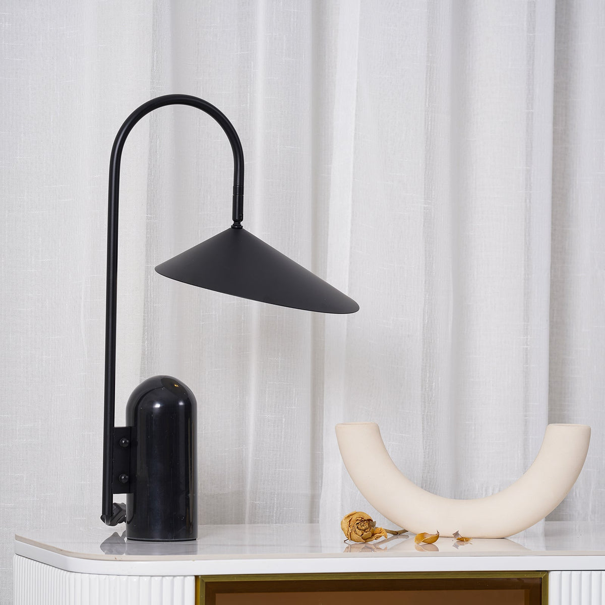 Guval Minimalist Table Lamp