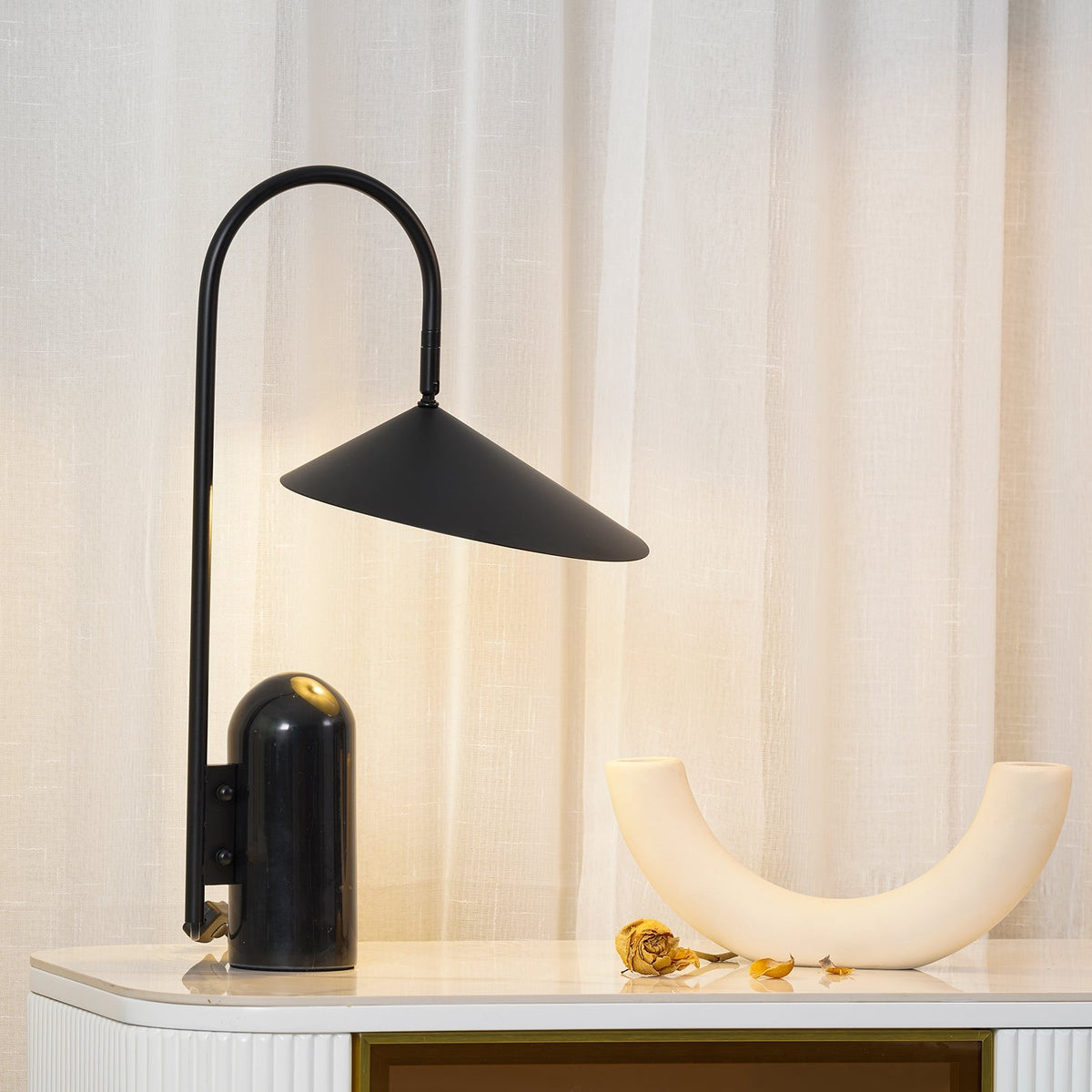 Guval Minimalist Table Lamp