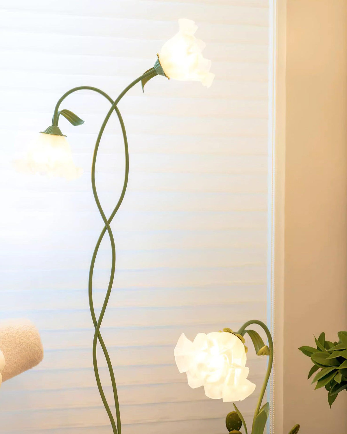 Lavelora Floral Floor Lamp