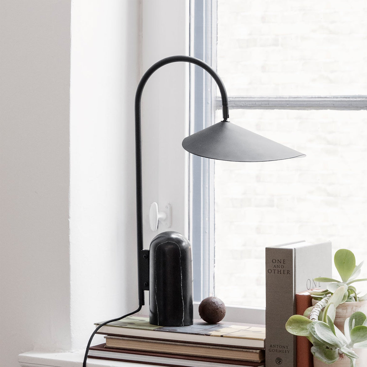 Guval Minimalist Table Lamp