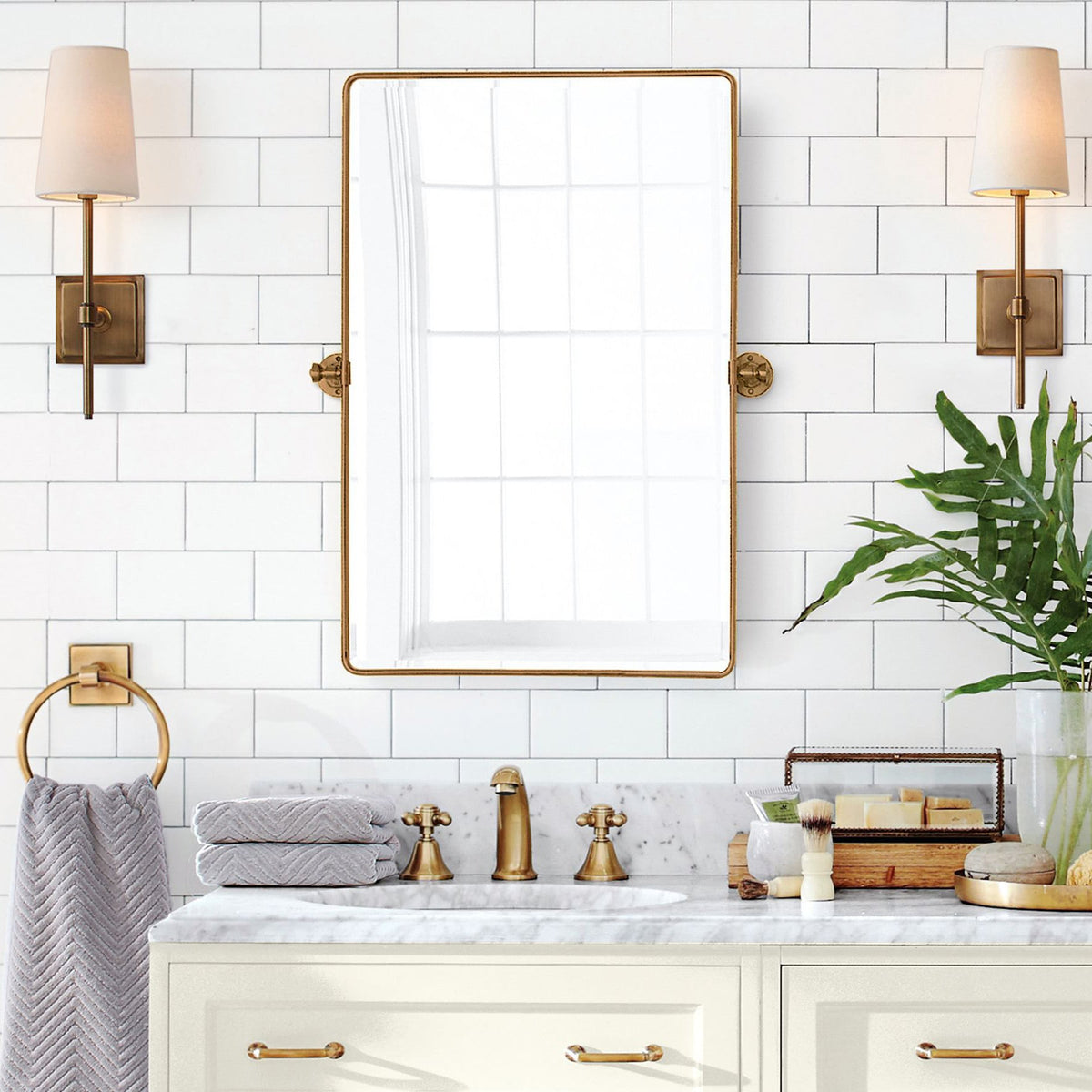 Apau Transitional Wall Light