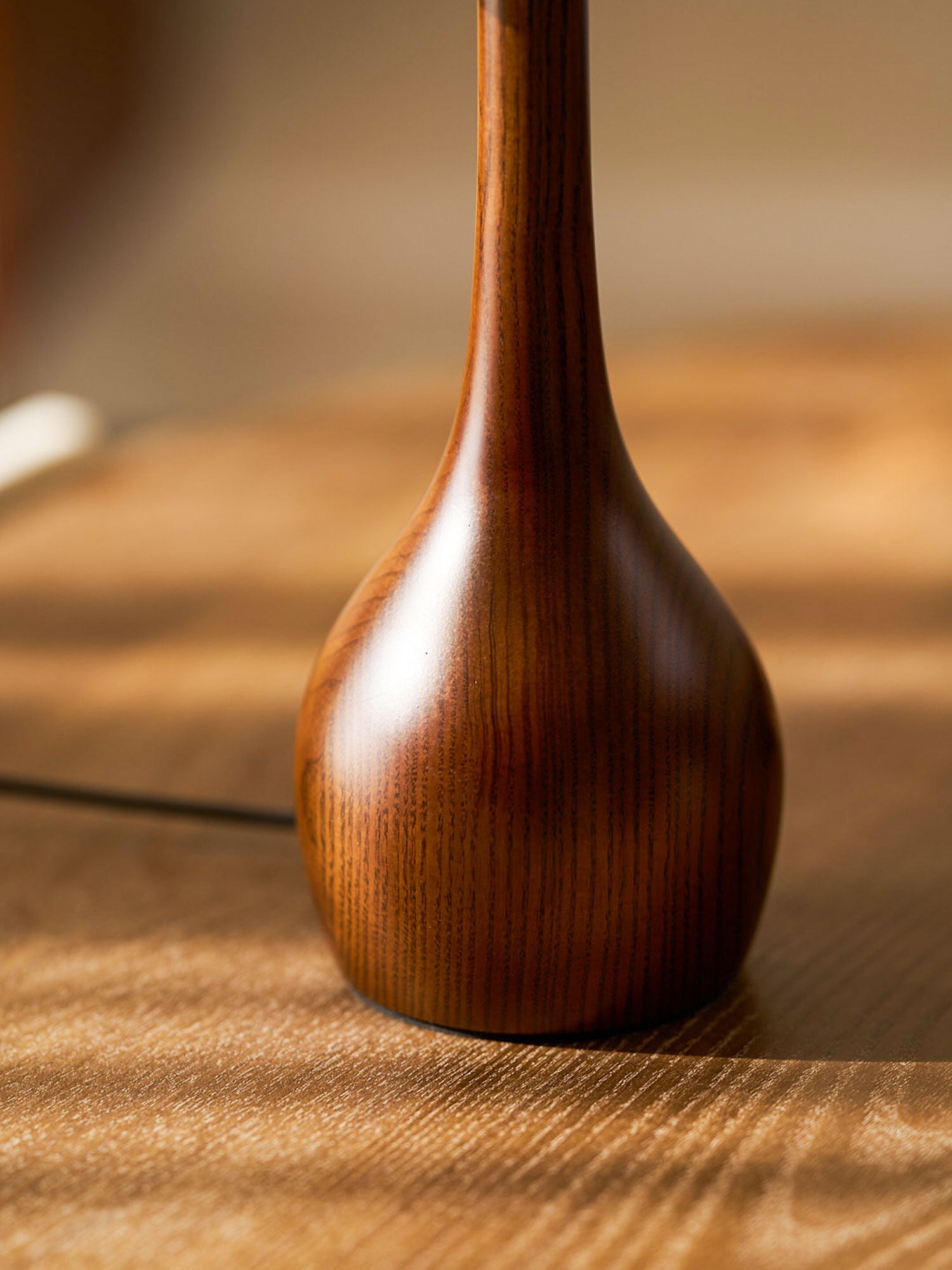 Aravorin Table Lamp