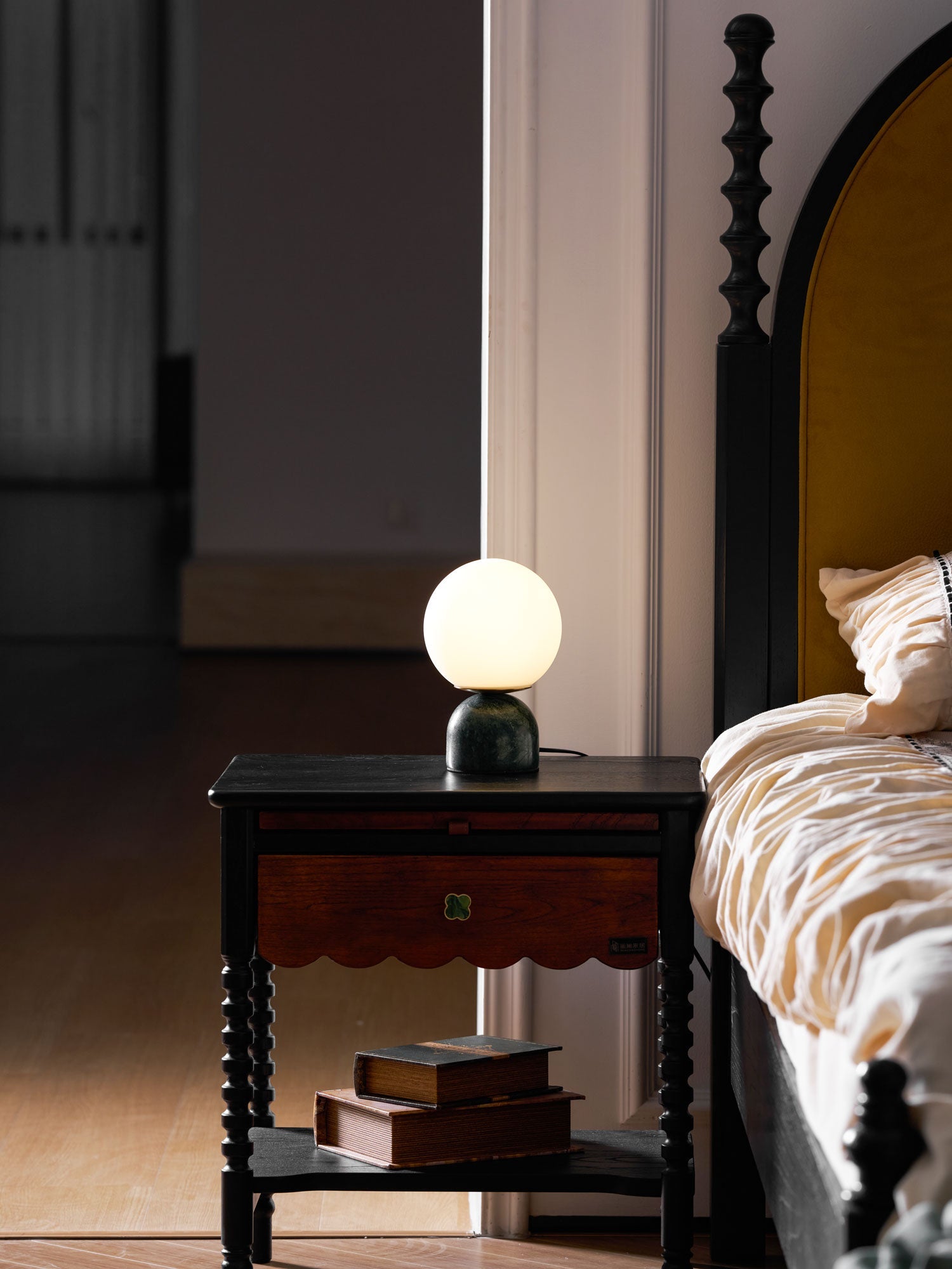 Belselia Globe Table Lamp