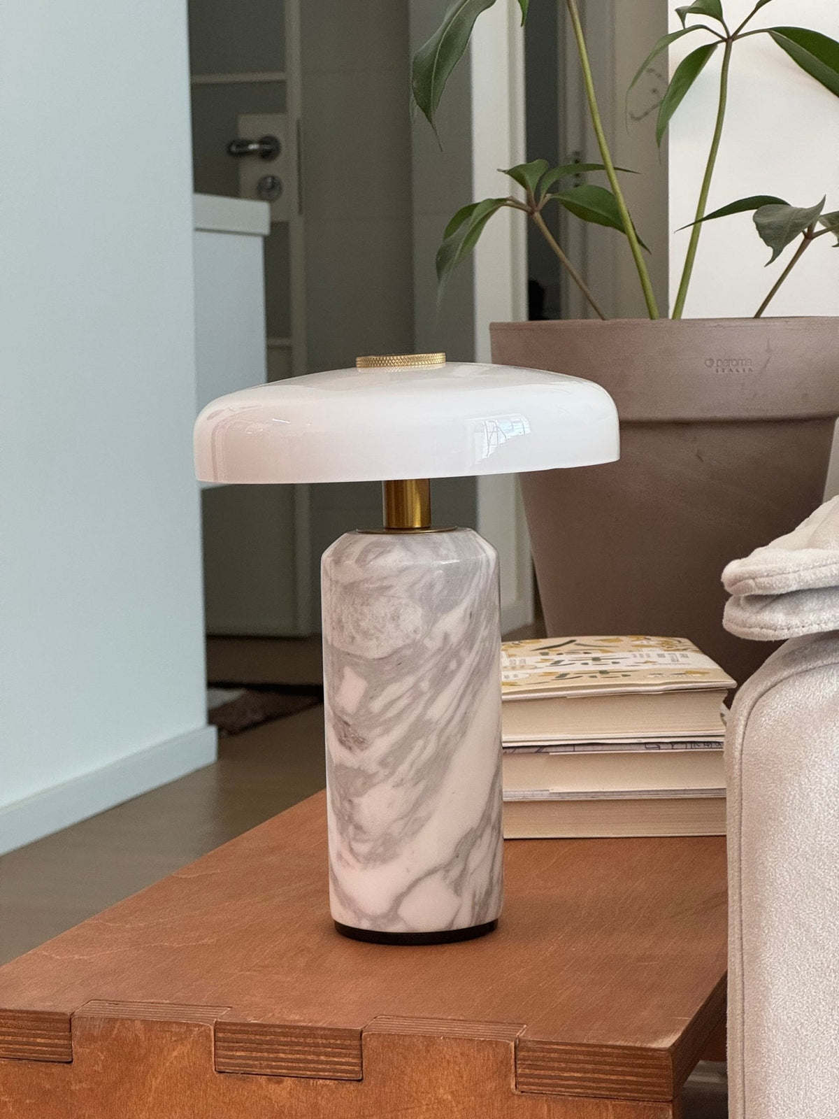 Ugonelor Table Lamp
