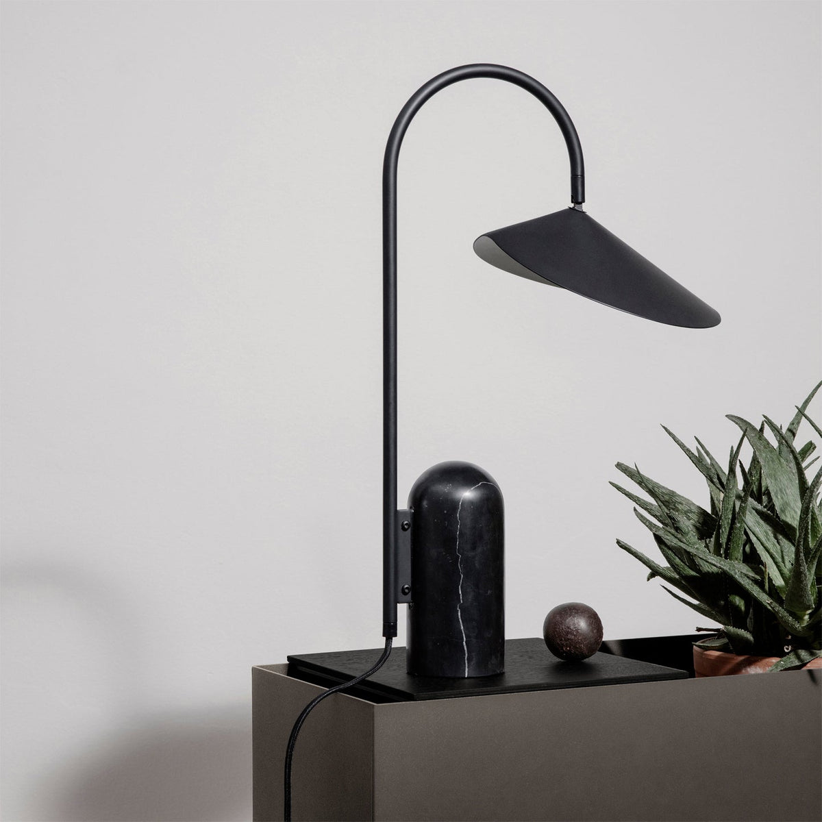 Guval Minimalist Table Lamp