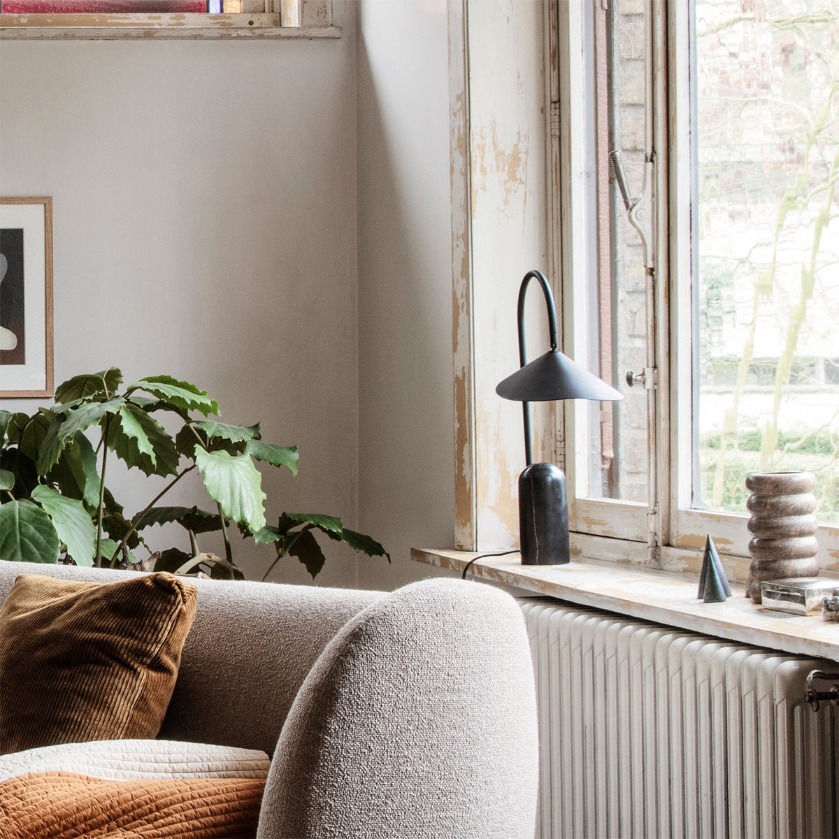 Guval Minimalist Table Lamp