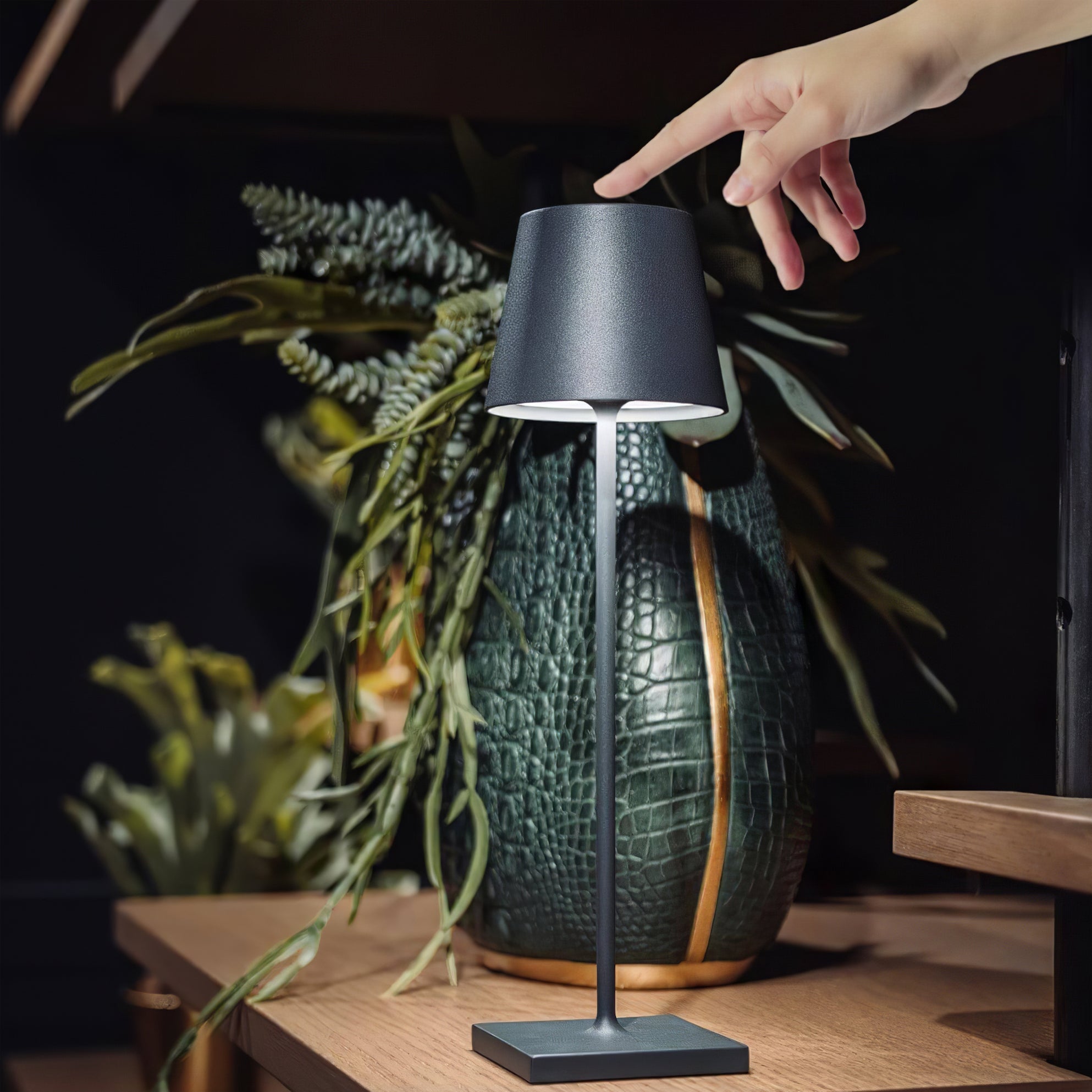 Araraano Portable Table Lamp