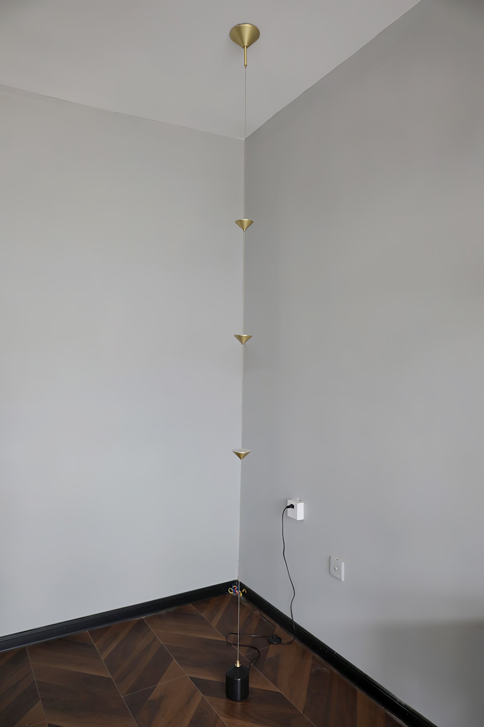 Alirya Cone Floor To Ceiling Lamp